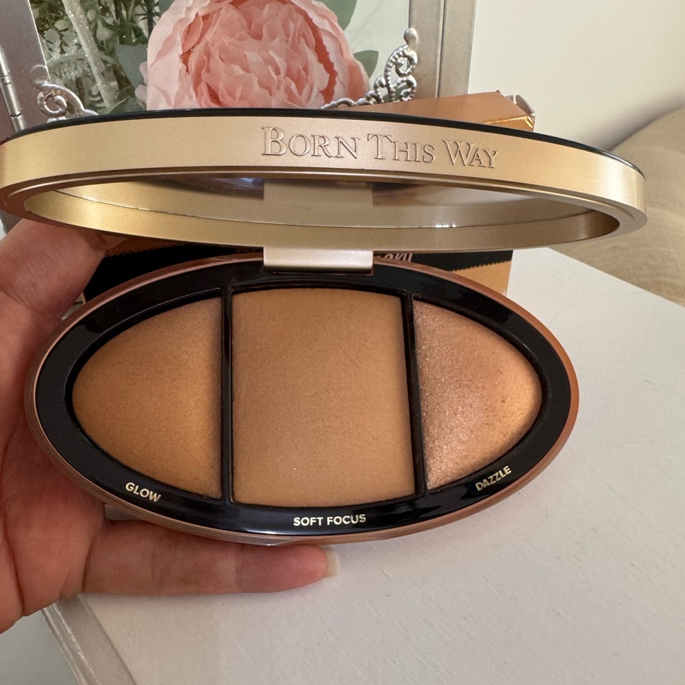 TOO FACED Born This Way Turn Up The Light Highlighting Palette Shade TAN